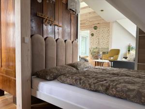 una camera da letto con un letto con una parete in legno di Viki54 FeWo05 "willkommen", Monteurs- und Ferienwohnung a Velten