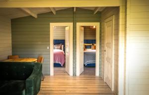 Postel nebo postele na pokoji v ubytování Springfort Hall Log Cabins