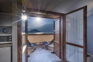 A television and/or entertainment centre at Cosy Apartment in Varenna