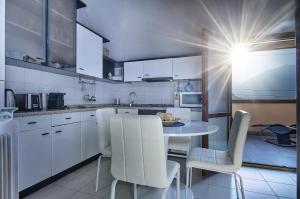 A kitchen or kitchenette at Cosy Apartment in Varenna