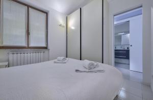 A bed or beds in a room at Cosy Apartment in Varenna