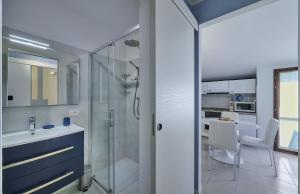A bathroom at Cosy Apartment in Varenna