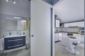 A bathroom at Cosy Apartment in Varenna