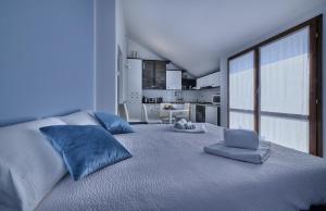 A bed or beds in a room at Cosy Apartment in Varenna