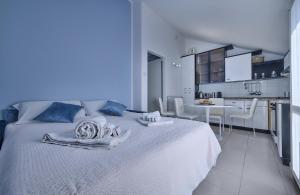 A bed or beds in a room at Cosy Apartment in Varenna