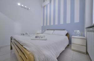 A bed or beds in a room at Cosy Apartment in Varenna
