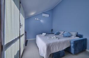 A bed or beds in a room at Cosy Apartment in Varenna