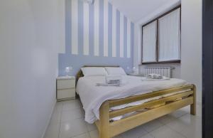 A bed or beds in a room at Cosy Apartment in Varenna