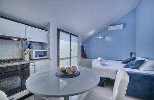 A kitchen or kitchenette at Cosy Apartment in Varenna Még 25 kép