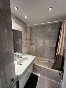 Un baño con bañera, lavabo y bañera. en Green Hill Apartment, en La Cala de Mijas