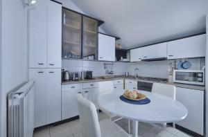 A kitchen or kitchenette at Cosy Apartment in Varenna
