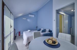 A bed or beds in a room at Cosy Apartment in Varenna