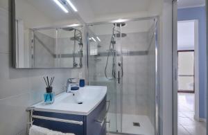 A bathroom at Cosy Apartment in Varenna