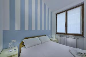 A bed or beds in a room at Cosy Apartment in Varenna