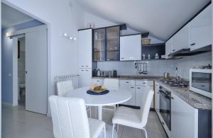 A kitchen or kitchenette at Cosy Apartment in Varenna