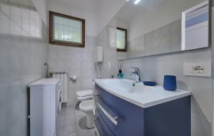 A bathroom at Cosy Apartment in Varenna
