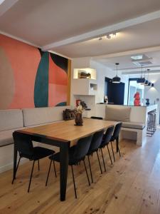 a dining room table with chairs and a couch at Superbe Grande Maison - Amis - Familles - Entreprises in Toulouse