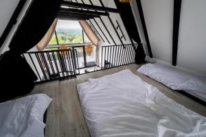 Una cama blanca grande en una habitación con una ventana grande. en Ruža vetrova, en Mislođin 24 fotos más