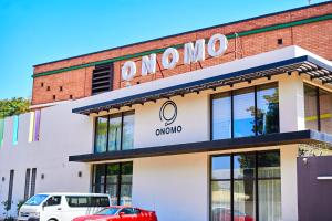 巴马科ONOMO Hotel Bamako的一座写着“ommomo”的办公楼