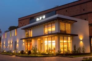 巴马科ONOMO Hotel Bamako的正面有标志的建筑物