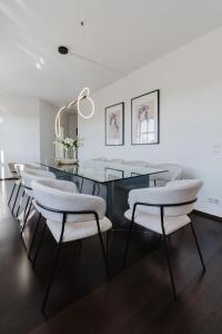 Φωτογραφία από το άλμπουμ του 4 BR Apartment - ZENTRAL - GERÄUMIG - KÜCHE - TERRASSE - WIFI - KAFFEE - PARKHAUS στο Βισμπάντεν