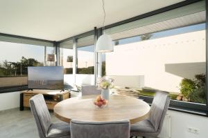 a dining room with a wooden table and chairs at Südstrand Bungalow in Burgtiefe auf Fehmarn 
