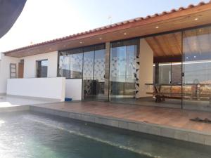 a house with a pool in front of it at Edicula paixão in Muzambinho