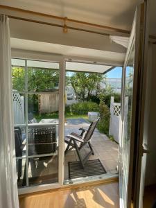 a screened in porch with two chairs on a patio at Ferienwohnung mit Garten in der Nähe Landshut in Geisenhausen