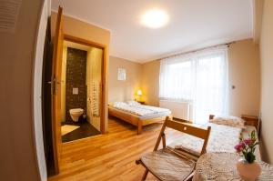 Habitación con dormitorio con cama y ventana en Willa Nowa Osada, en Wisła