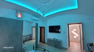 a room with a blue light on the ceiling at Ammiria in Cetara