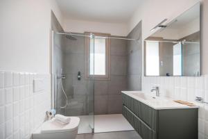 ein Badezimmer mit Dusche, Waschbecken und Toilette in der Unterkunft ApartmentsGarda - Eleonora Studio 7 in Garda + 2 Fotos