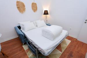 a hospital bed with white sheets and pillows in a room at Ecrin d'élégance au coeur d'Alger in Sidi MʼHamed +4 photos