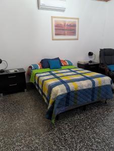 2 cuadras del parque central de Danlí Apartamento completoにあるベッド