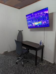 2 cuadras del parque central de Danlí Apartamento completoにあるテレビまたはエンターテインメントセンター