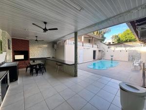 a large patio with a kitchen and a dining area at Casa da piscina in Macapá
