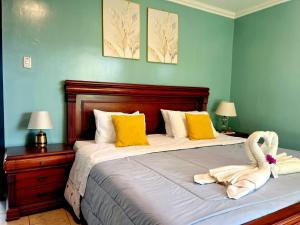 a bedroom with a bed with two swans on it at Casa bambú con desayuno in Puyo +19 photos