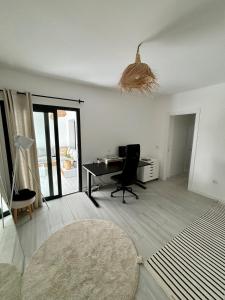 un salon avec un bureau et une table dans l'établissement Oasis in paradise with pool, à La Oliva 26 autres photos