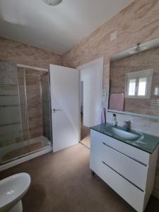 a bathroom with a sink and a shower at Apartamento de lujo en Playa de Regla in Chipiona +7 photos