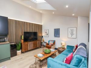 TV a/nebo společenská místnost v ubytování The Old Jet Workshop