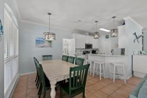 A cozinha ou cozinha compacta de Sweet 'N Salty Private Gated Beach Heated Pool