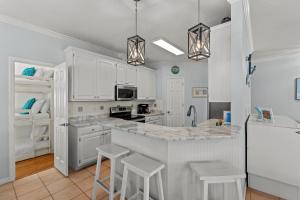A cozinha ou cozinha compacta de Sweet 'N Salty Private Gated Beach Heated Pool