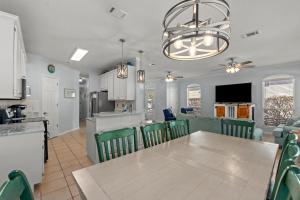 A cozinha ou cozinha compacta de Sweet 'N Salty Private Gated Beach Heated Pool