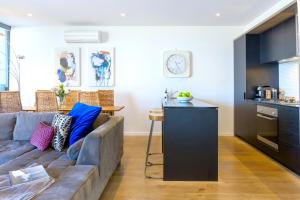 Χώρος καθιστικού στο Cosmo Stays- Penthouse with Incredible City View