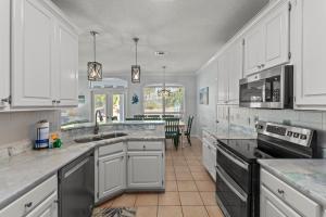 A cozinha ou cozinha compacta de Sweet 'N Salty Private Gated Beach Heated Pool