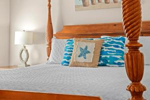 Cama ou camas em um quarto em Sweet 'N Salty Private Gated Beach Heated Pool