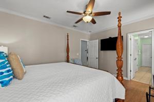 Uma TV ou centro de entretenimento em Sweet 'N Salty Private Gated Beach Heated Pool
