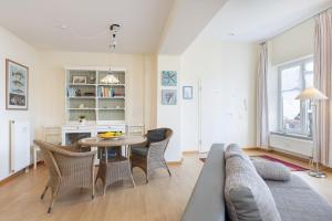 a living room with a table and chairs at Hafen 13 Hafenblick 1 in Laboe