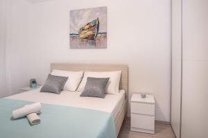 Postel nebo postele na pokoji v ubytování Seaside apartments Polić, Rogoznica