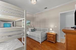 Cama ou camas em um quarto em Sweet 'N Salty Private Gated Beach Heated Pool