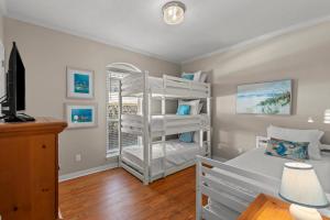 Cama ou camas em um quarto em Sweet 'N Salty Private Gated Beach Heated Pool mais 37 fotos